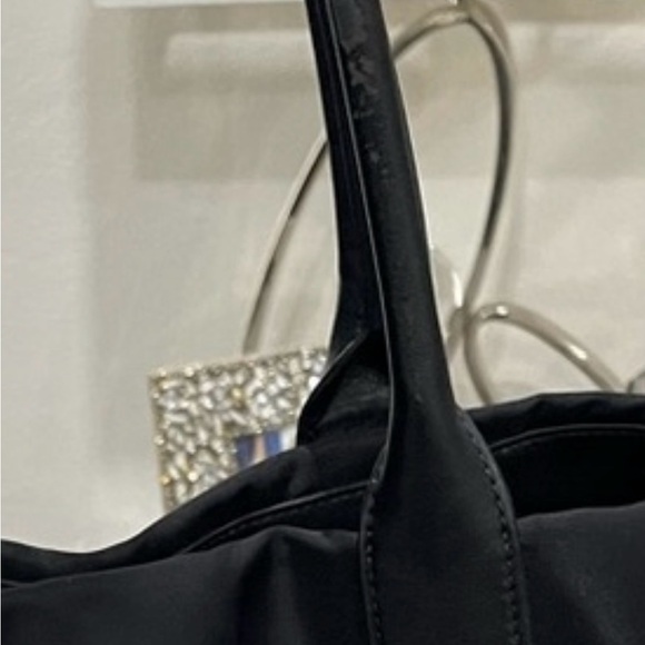 Tory Burch collection use but in good condition rip in one side of the handle - Picture 9 of 12